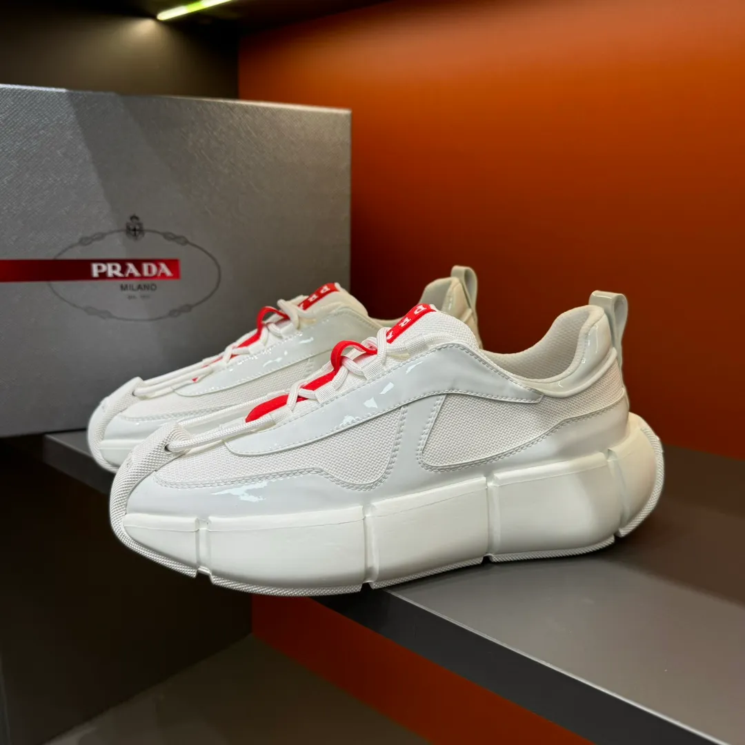 P460 PRADA/Prada men's lace-up leather casual sports shoes, the upper is made of cowhide leather and breathable mesh. It is soft, comfortable and breathable. The tongue is decorated with the PRADA brand letter logo. The thick rubber sole echoes the red label tongue. The style is fashionable and elegant. The details are carefully crafted. A casual sports shoe with a super western style and excellent breathability! Code number 38-45 (45 customized)